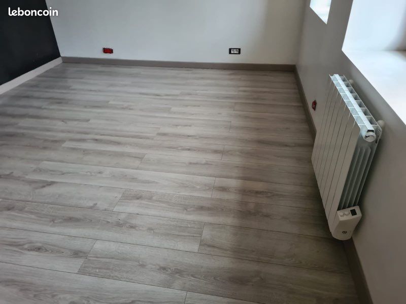 Parquet stratifié grisé (image 1)