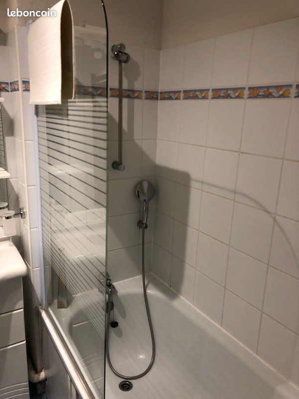 Un mitigeur de baignoire avec une douchette réglable avec barre de douche murale (image 2)