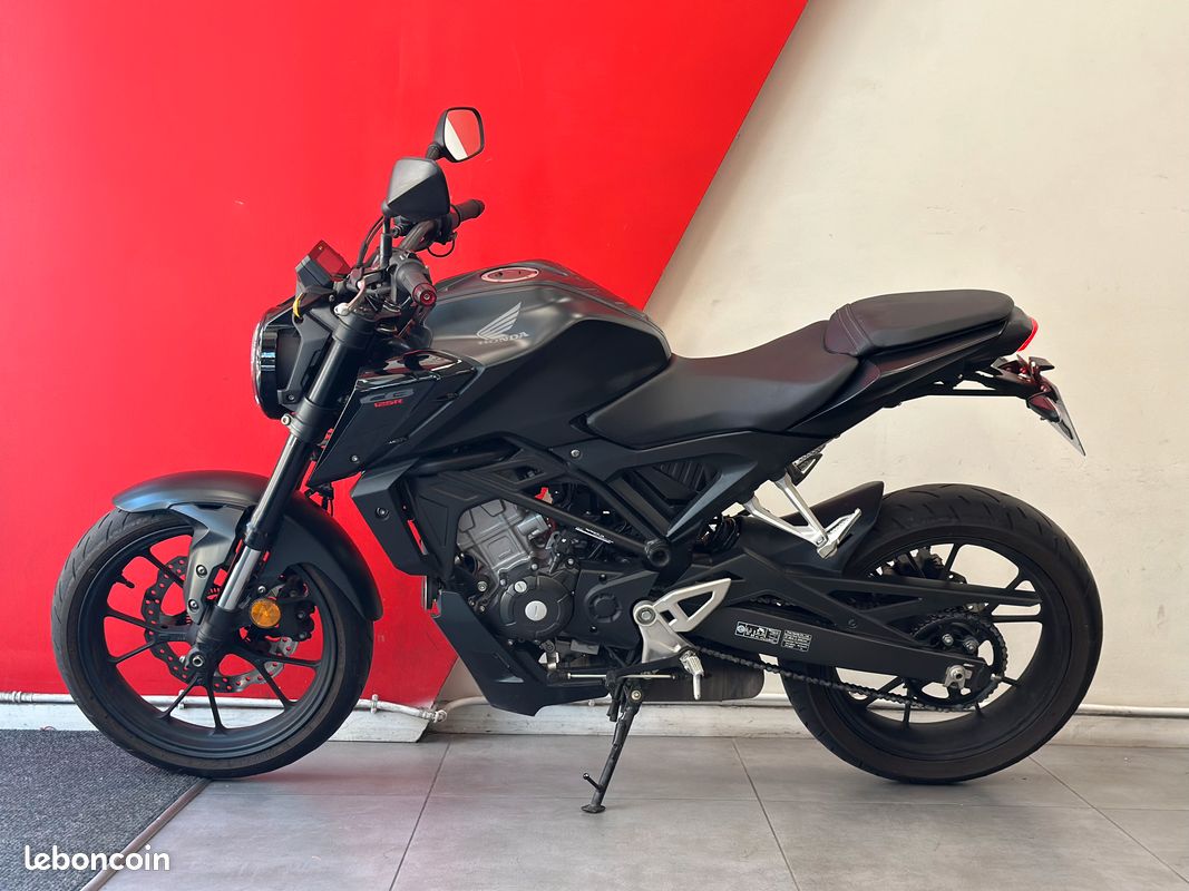 Honda CB125R Noire - Faible kilométrage - Poignées chauffantes - Support de plaque court (image 3)