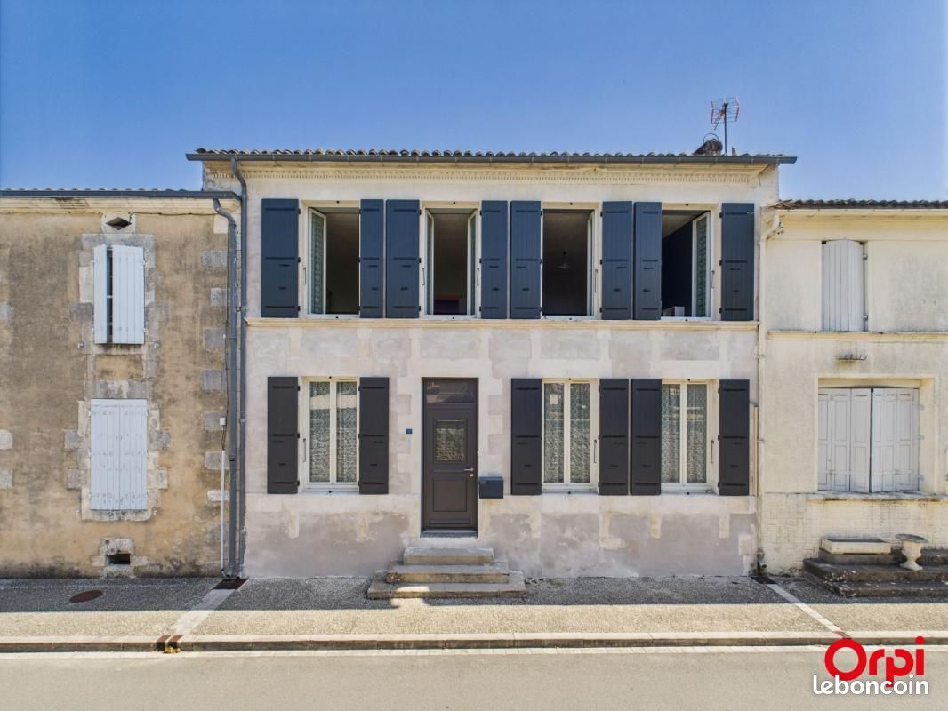 Maison 4 pièces 160 m² · à Saint-Romain-de-Benet · 160 m² · 210 000 €