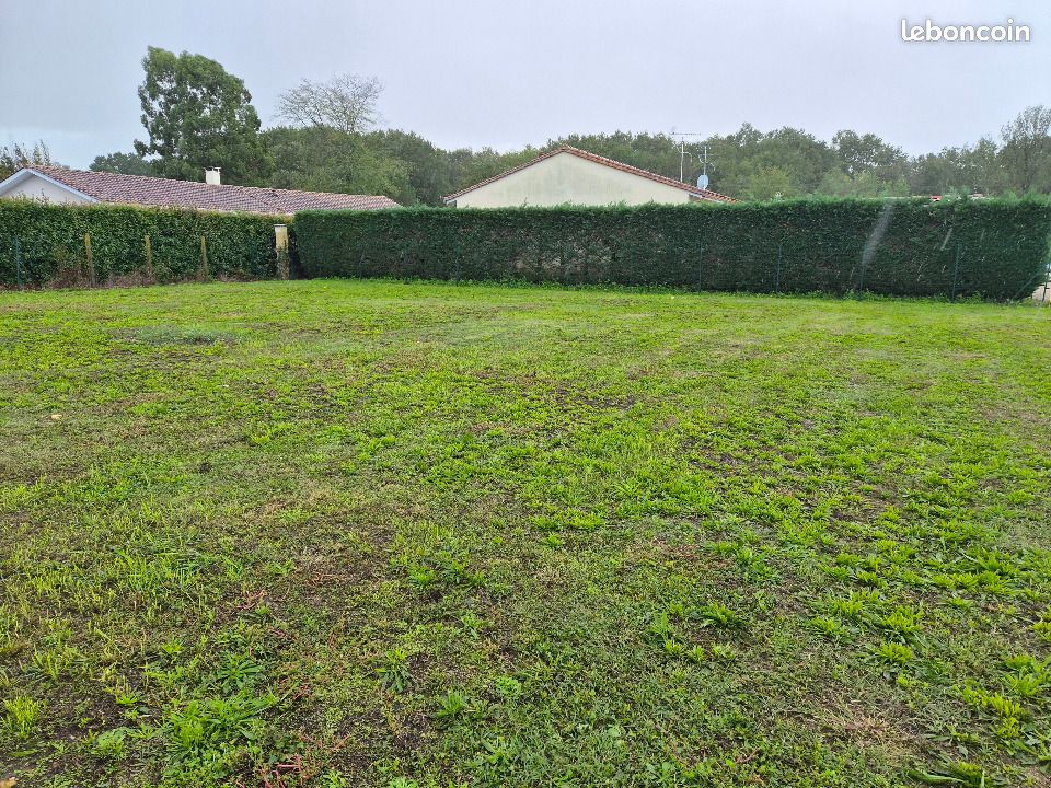 Terrain 600 m² · à Saint-Seurin-sur-l'Isle · 45 000 €