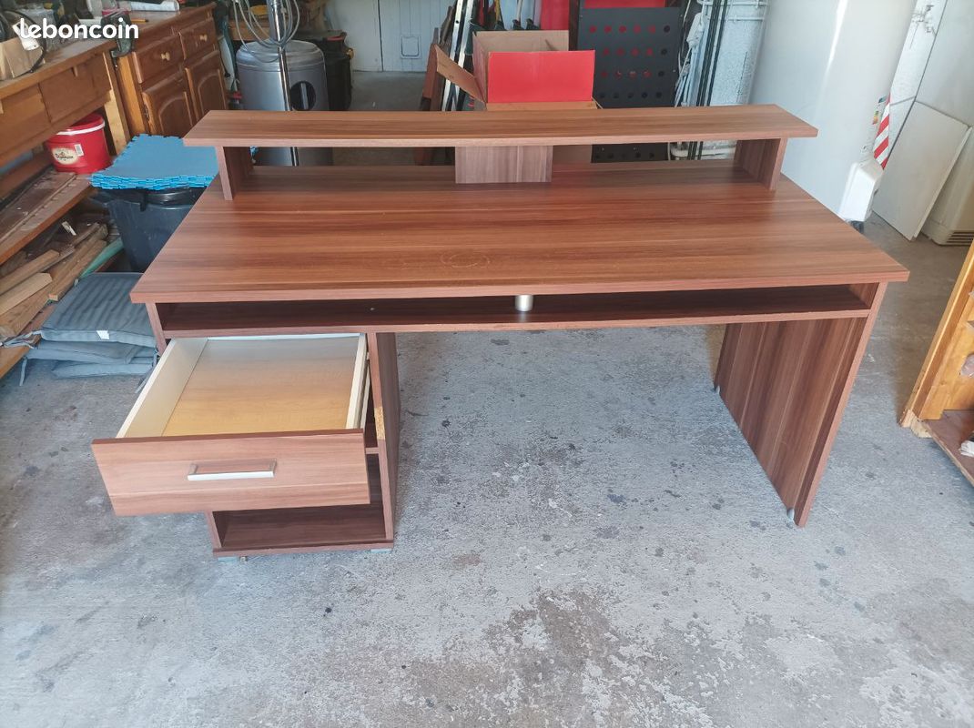 Bureau en bois (image 1)