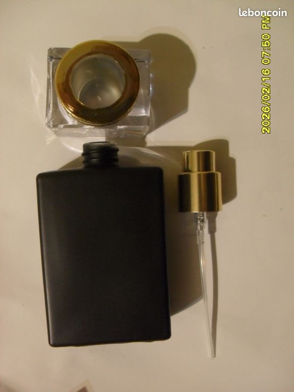 Vaporisateur de parfum en verre noir de 30 ml, orné d'un motif de chat." (image 10)