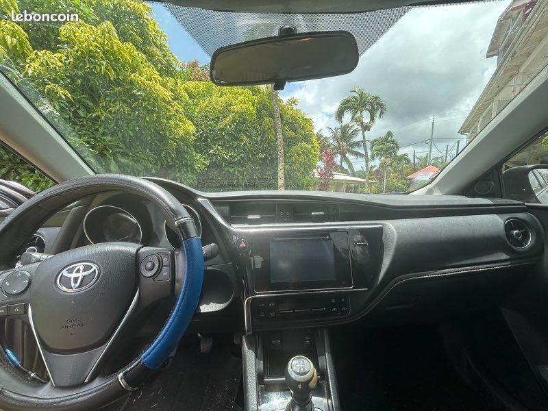 Toyota Auris (image 3)
