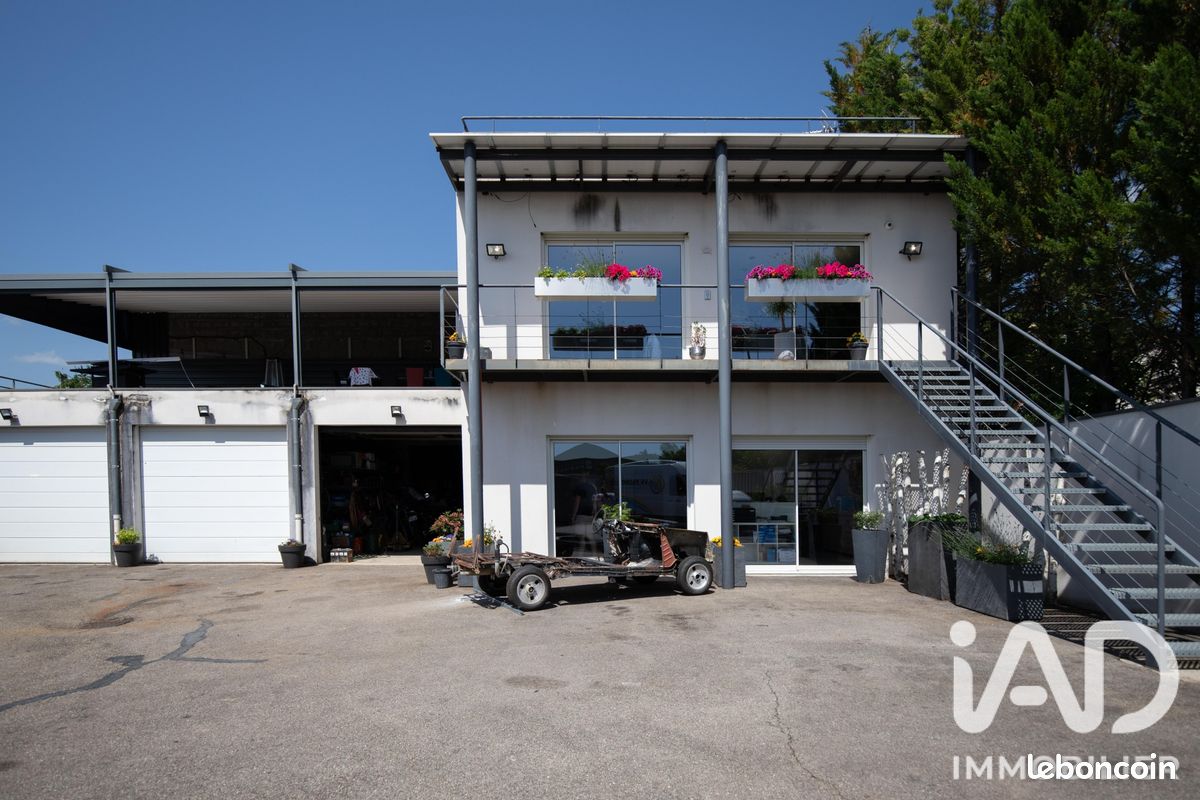 Immeuble 671 m² · à Saint-Martin-la-Plaine · 671 m² · 529 000 €
