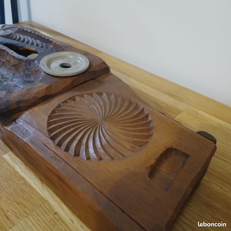 Écritoire de bureau ancien en Pin cembro du Queyras sculpté / Plumier vintage (image 4)