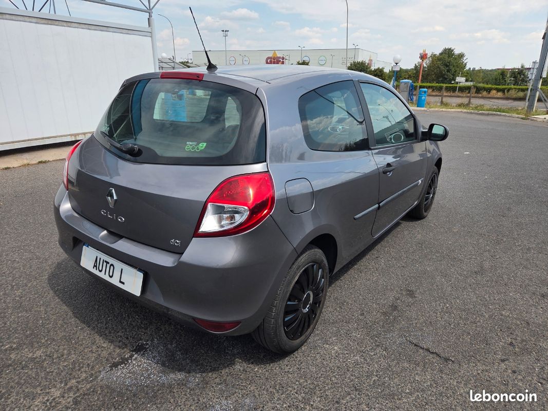 RENAULT CLIO III 2012 - 1.5 dCi eco2 75 cv - 1ER MAIN - KIT DISTRIBUTION NEUF - CLIMATISATION - IDEAL JEUNE PERMIS - FAIBLE CONSOMMATION (image 2)