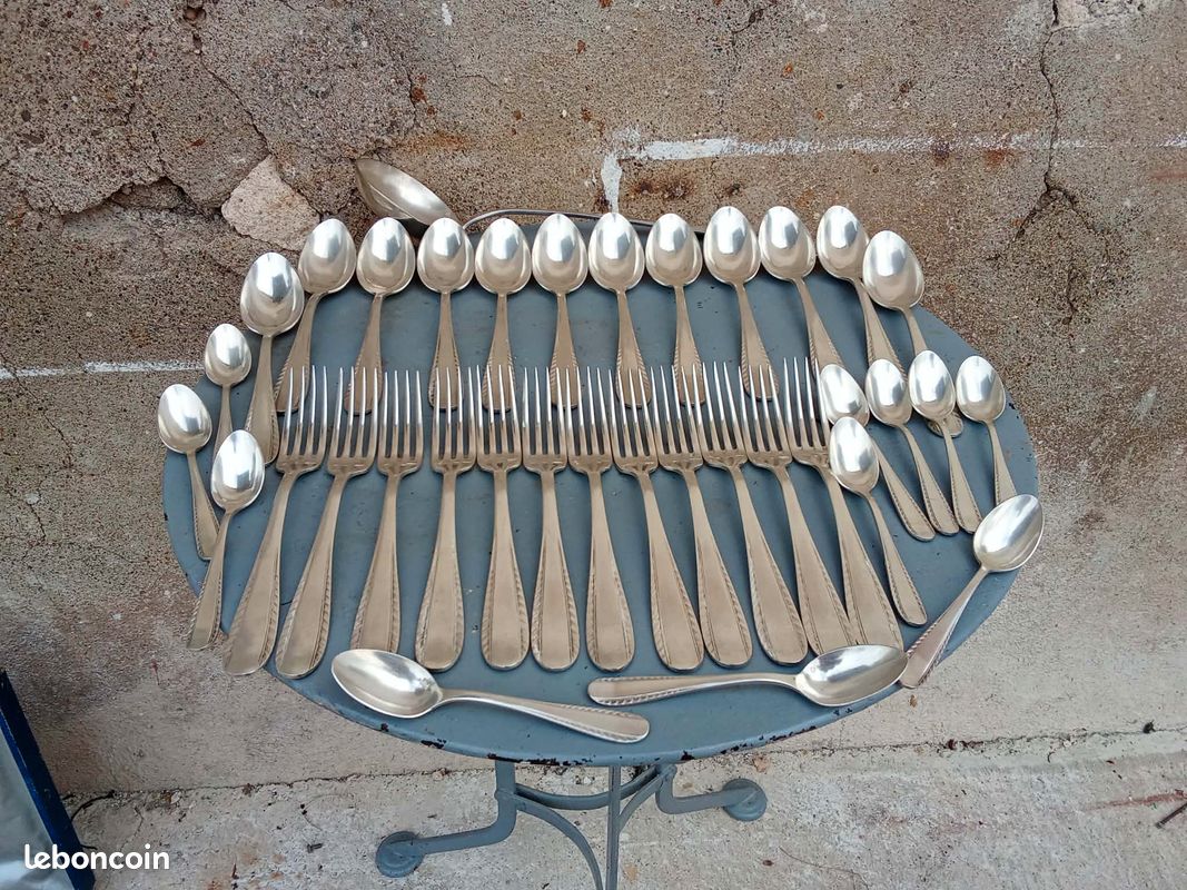 Ménagère en métal argenté, modèle Marly. Coffret d'origine