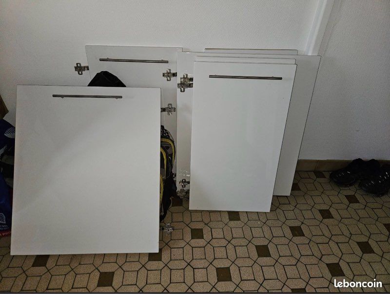 Vend porte de cuisine blanc laqué 20 e piece . Évier résine noir avec siphon 50 e. Panier coulissant pour meuble de 60 cm 20 e pièces, 4 de dispo (image 1)