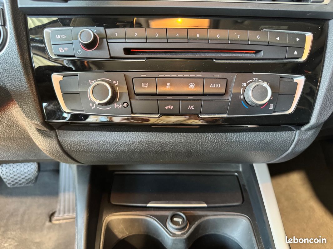 BMW SERIE 1 120I DKG 177 CH PHASE II - URBAN CHIC - VOLANT SPORT - JA 18 - FEUX TEINTÉS - ECHAPPEMENT SPORt (image 12)