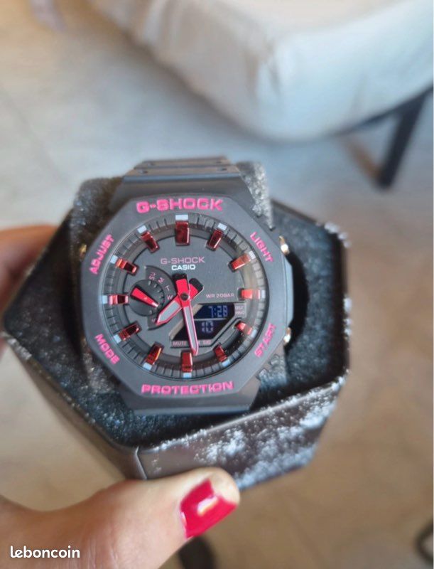 Montre Casio G-Shock pour homme, rouge et noire (image 1)