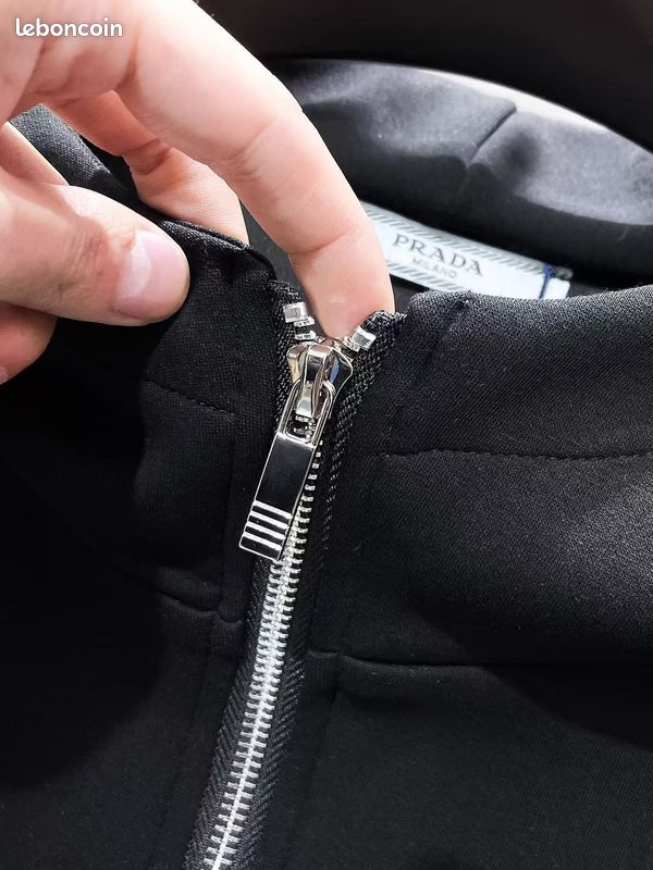 Sweat Prada noir pour homme, capuche avec cordons, poches latérales (image 7)