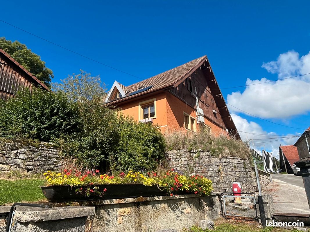Maison 10 pièces 950 m² · à Fournets-Luisans · 950 m² · 370 000 €