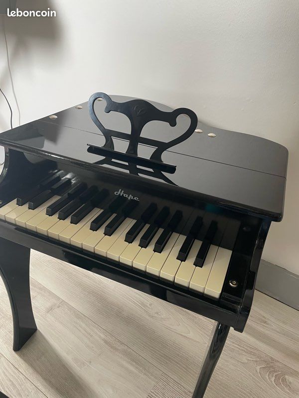 Hape Piano Électronique Noir 25 Touches – Bois, Pupitre Et Tabouret Inclus – Apprentissage Interactif Avec Touches Lumineuses – Dès 3 Ans