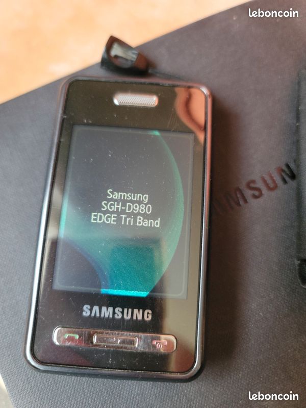 Téléphone portable tactile Samsung SGH-D980 "vintage" (image 1)