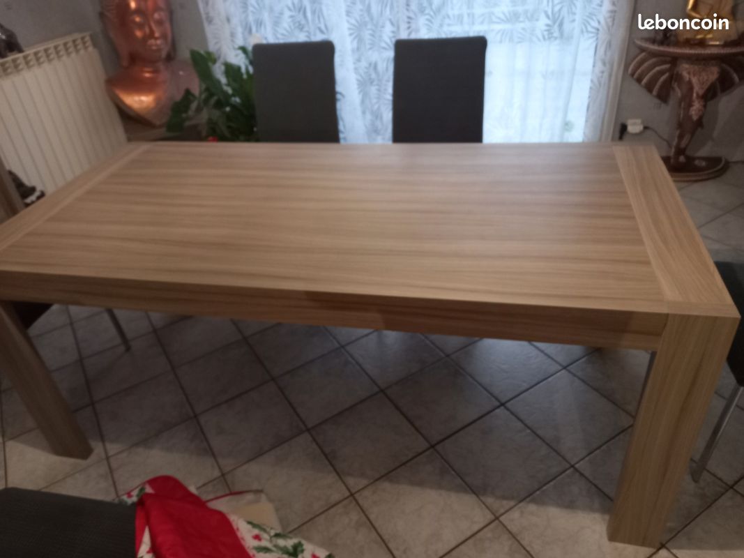 Table avec 6 chaises (image 1)