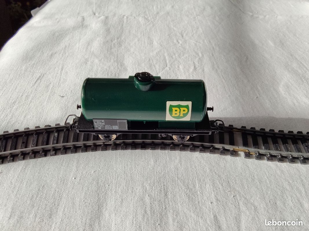 Wagon plat à 2 bogies et ridelles transport de 2 caisses mobiles Bailly SNCF Jouef 6520 HO - Collection Wagon plat à 2 bogies et ridelles transport de 2 caisses mobiles Bailly SNCF Jouef 6520 HO - Collection