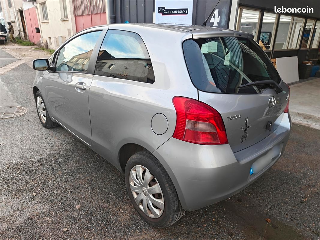 Toyota Yaris 1.3 vvti 87 CV mmt automatique (image 3)