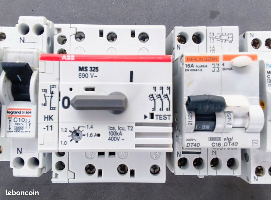 Disjoncteurs (Merlin Gerin, Legrand, Hager) + Boîtiers Étanches IP55 (image 3)