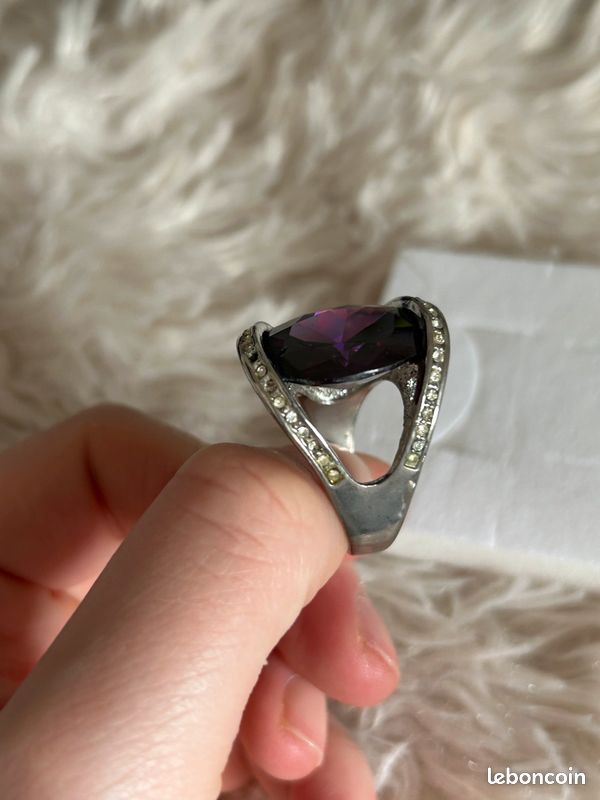 Jolie bague vintage argenté et strass violet (image 9)