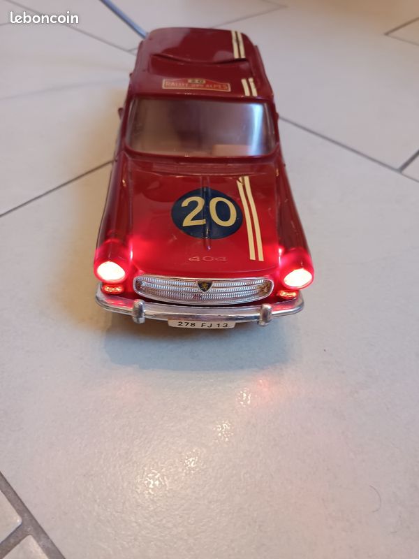 Ancien Jouet En Plastique - Style Voiture (Peugeot 404 Break?) - Années 70/80? - 14 Cm