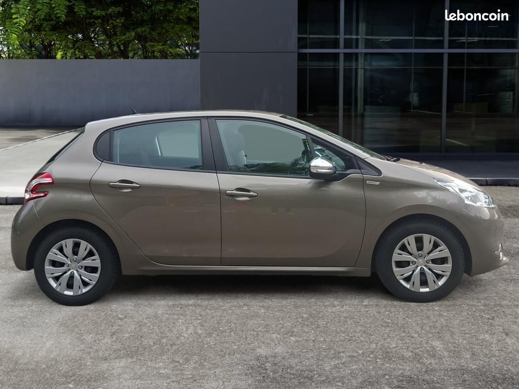 Peugeot 208 1.2 Vti 80 ch Urban Soul /Distri ok/Suivi complet entretiens/2eme main (image 6)