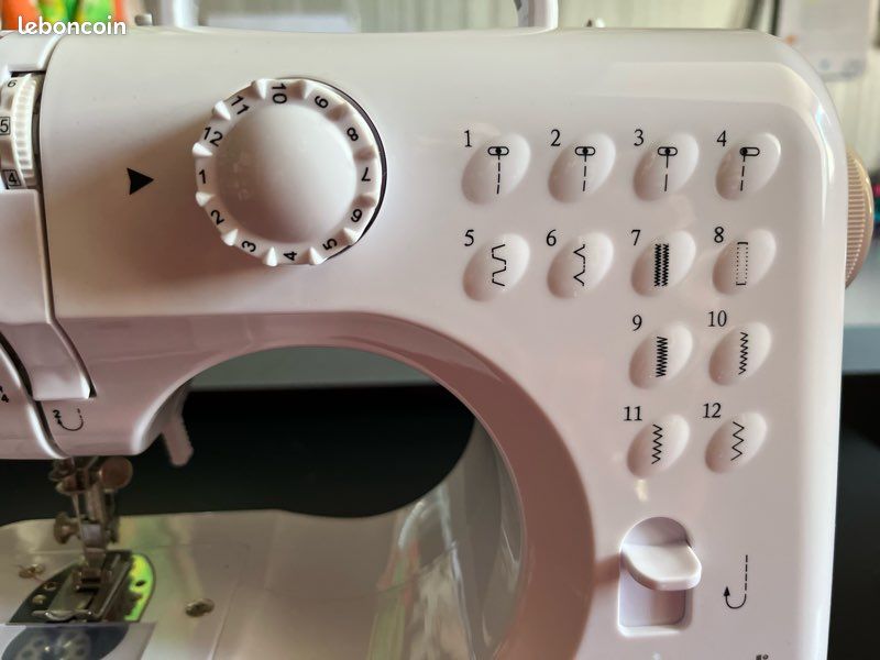 Machine à coudre Techwood – Très bon état, 12 points, accessoires inclus (image 6)