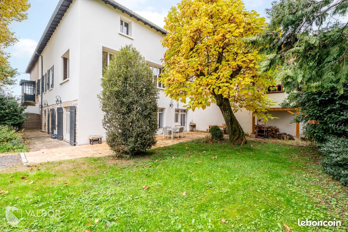 Maison 7 pièces 253 m² · à Belleville-en-Beaujolais · 253 m² · 449 000 €