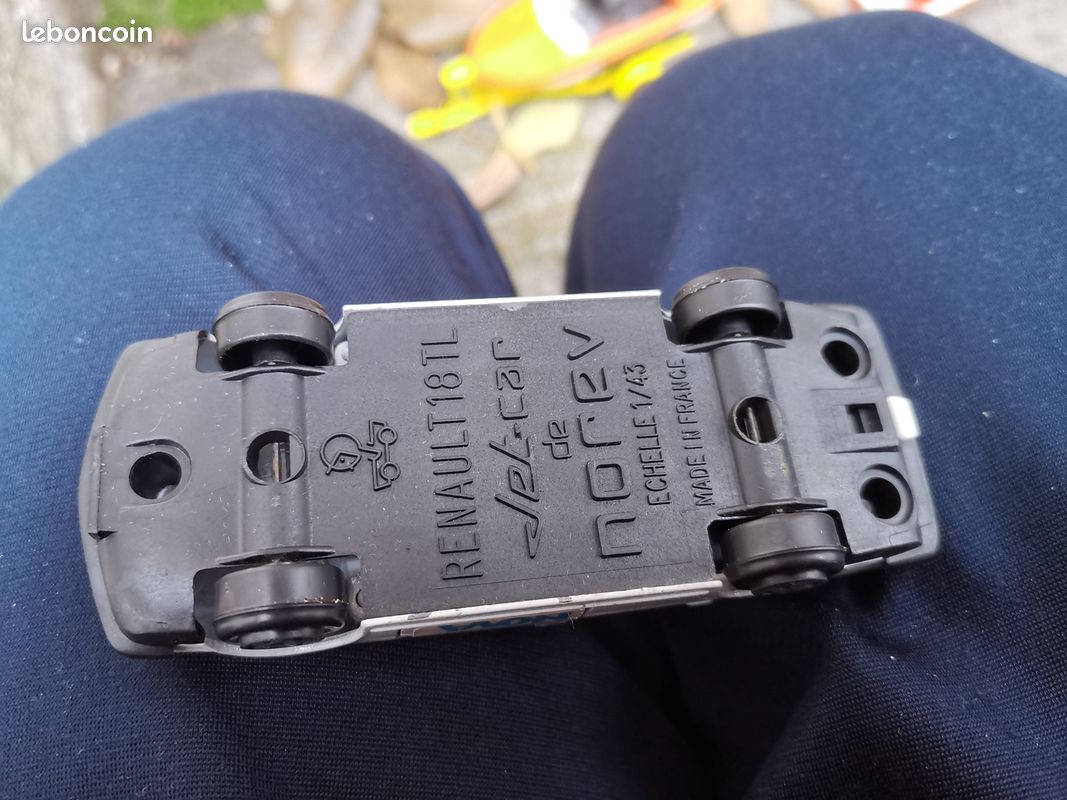 Le break Renault 18 Tour de France miniature Norev 1/43e carrosserie déformée Le break Renault 18 Tour de France miniature Norev 1/43e carrosserie déformée