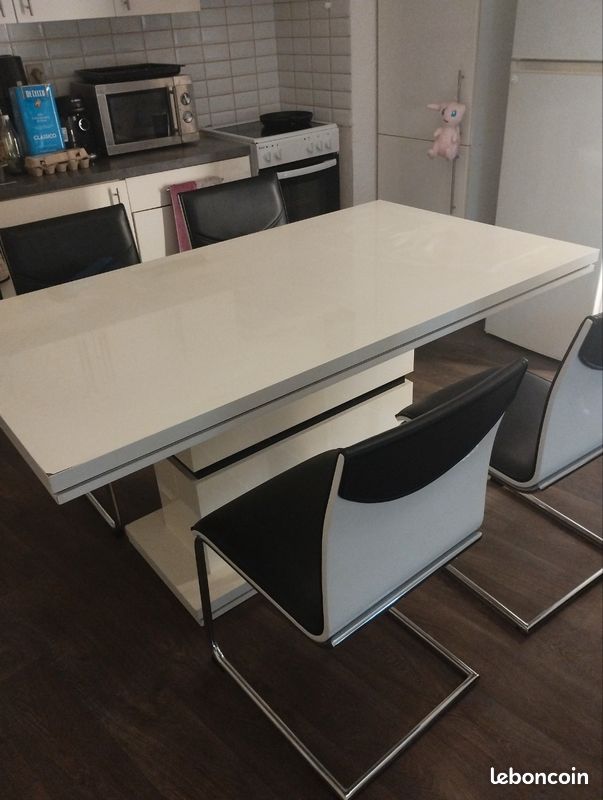 Table blanche et chaises noires et blanches (image 1)