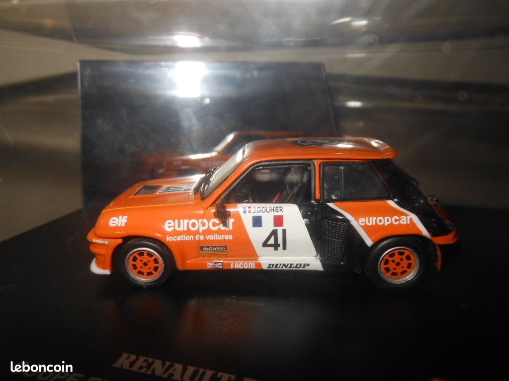 Véhicules miniatures oranges Universal Hobbies 1:43