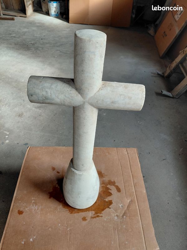 Croix en marbre (image 1)
