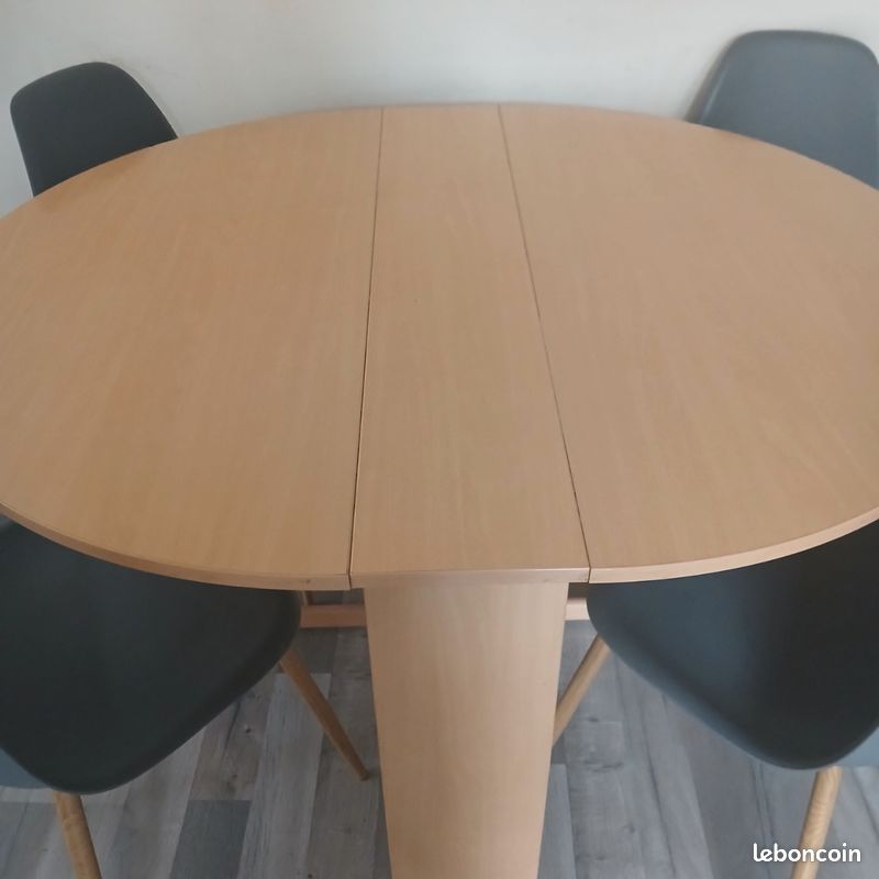 Ensemble table 5 ou 6 pers,4 chaises bois clair (image 1)