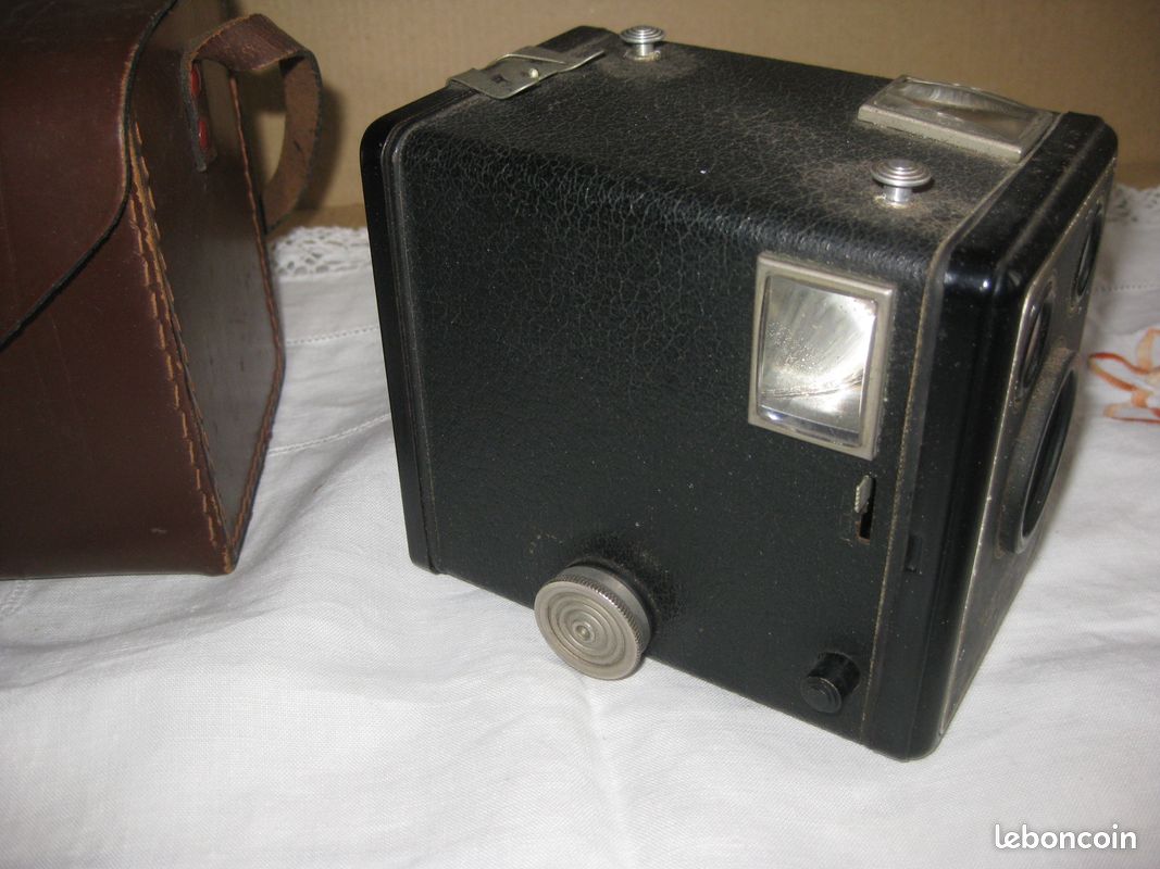 retro-collection-ancien appareil photo SIX-20 BROWNIE C - KODAK + étui cuir