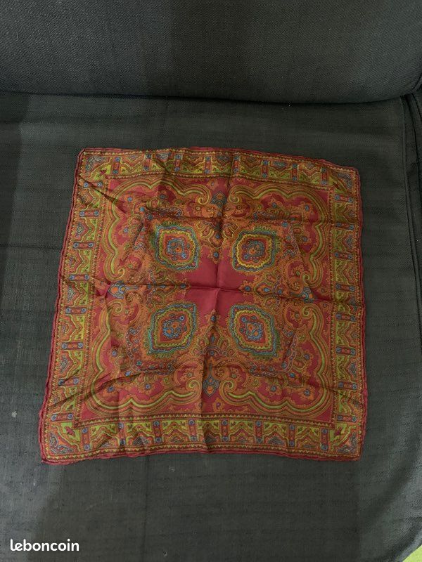 Foulard Carré En Soie Vintage - Dimensions 76 X 77 Cm - Couleur Verte - Occasion - Accessoire élégant En Soie 100%