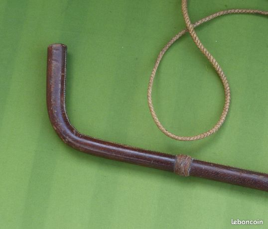 Enchères Lot 58 - Deux fouets de chasse en cuir tressé dont