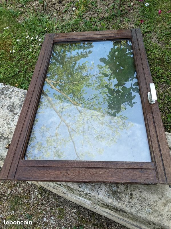 Fenêtre en bois (image 1)