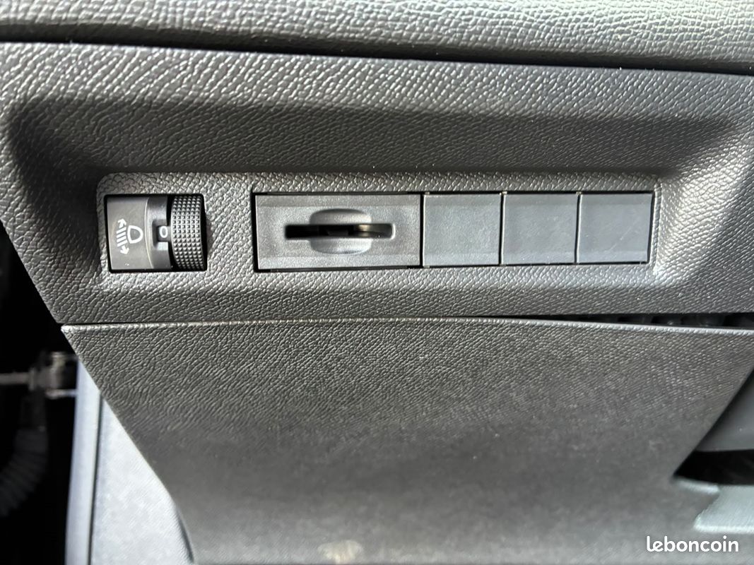 Peugeot 308 1.5 BLUEHDI 130CH S&S ALLURE EAT8 (image 23)