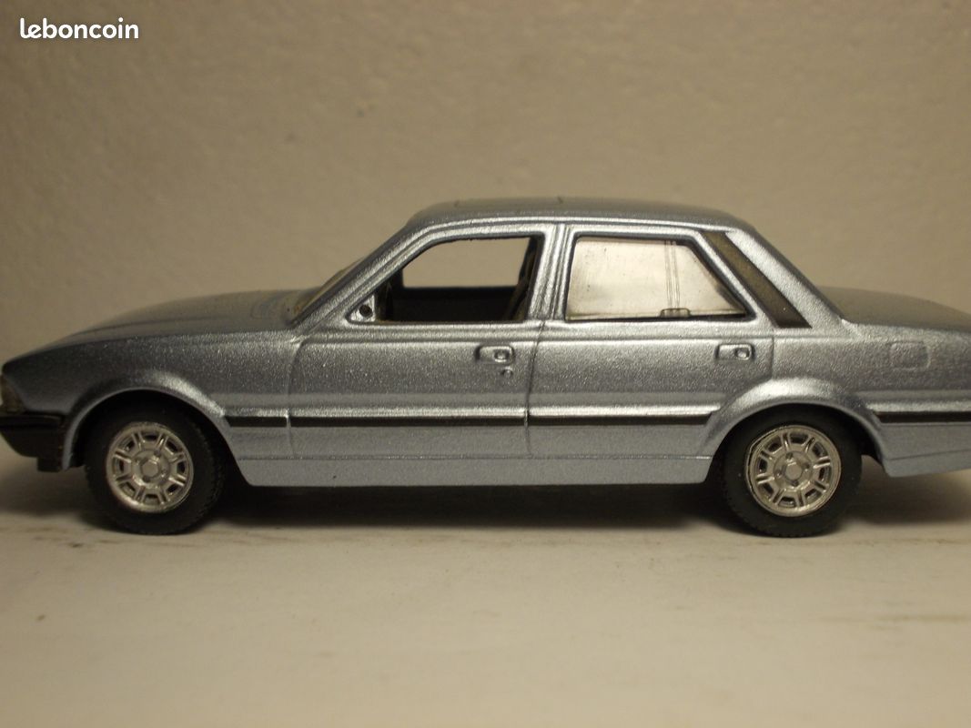 Voiture miniature PEUGEOT 305 ET 505 MANQUE Collection