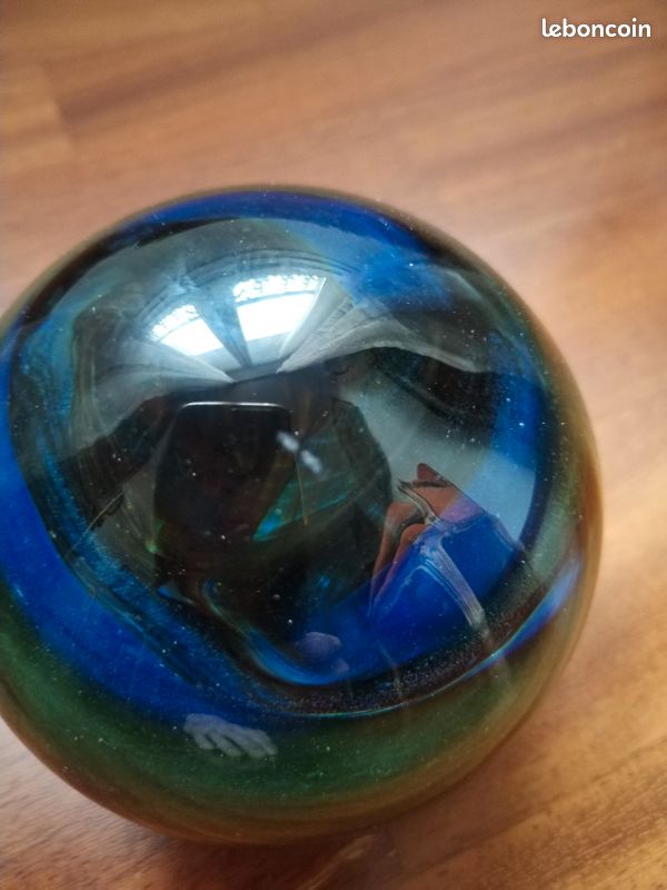 Grand sulfure / presse-papier boule en verre vintage, beaux tons verts, bleu et noir. Très bon état général, petite rayure quasi invisible. Dimensions env. Ø11 x H9 cm. Bel objet décoratif ou de colle (image 9)