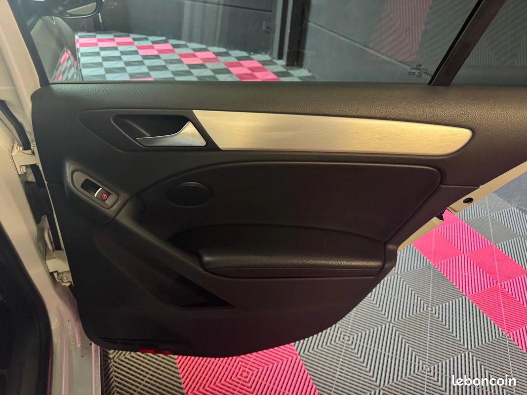 Volkswagen GOLF 6 GTI 2.0 TSI DSG Adidas / Dynaudio / Toit ouvrant panoramique / Sièges Chauffants (image 27)
