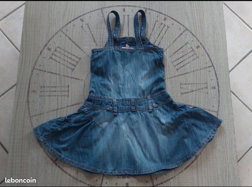 Robe en jean fin avec broderie t 6 ans bon état (image 5)
