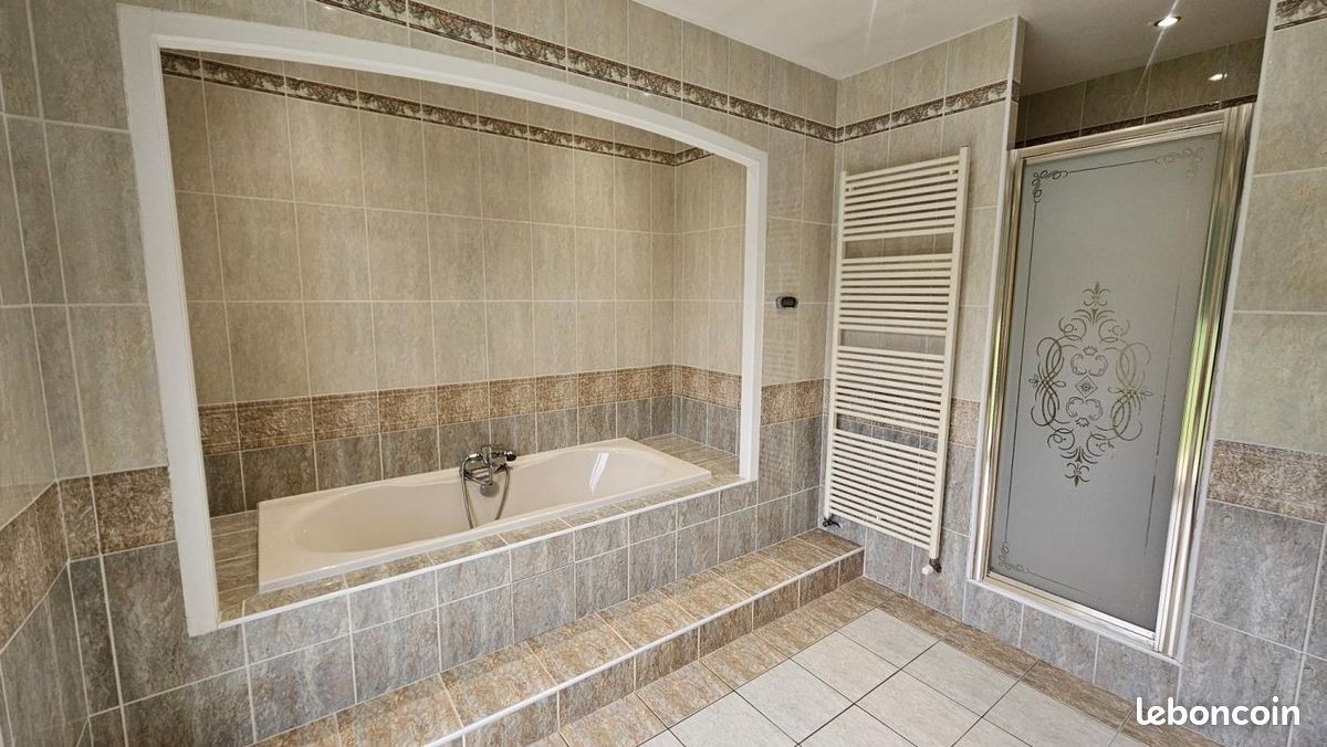 Villa 10 pièces 240 m² - La Lande-de-Fronsac 33240 (image principale 8)