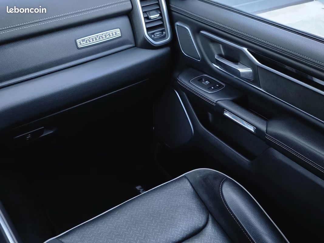 Dodge RAM 1500 Laramie Night Edition 5.7 HEMI 401 ch 4x4 – Harman Kardon – Écran 12” – 22” (image 22)