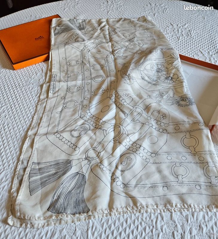 Carré Hermès Paris Modèle Cliquetis - Soie 90x90cm, Couleur Doré, Occasion, Sans Boîte