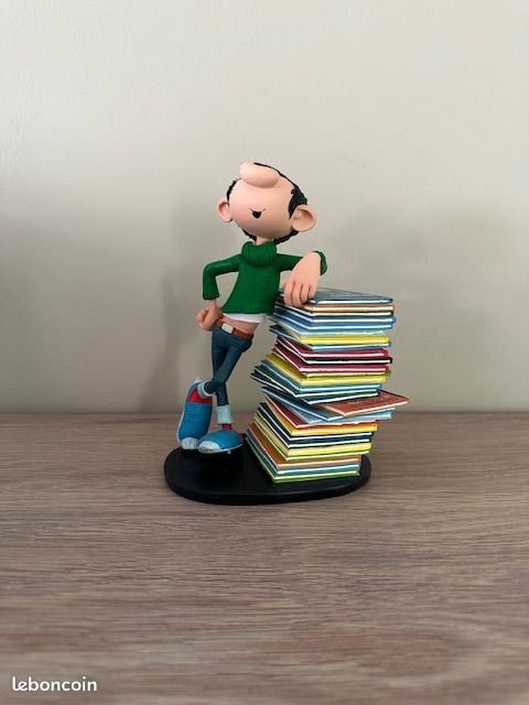 Figurine Gaston Lagaffe Plastoy Collectoys - Pile D'albums En Résine, Neuve
