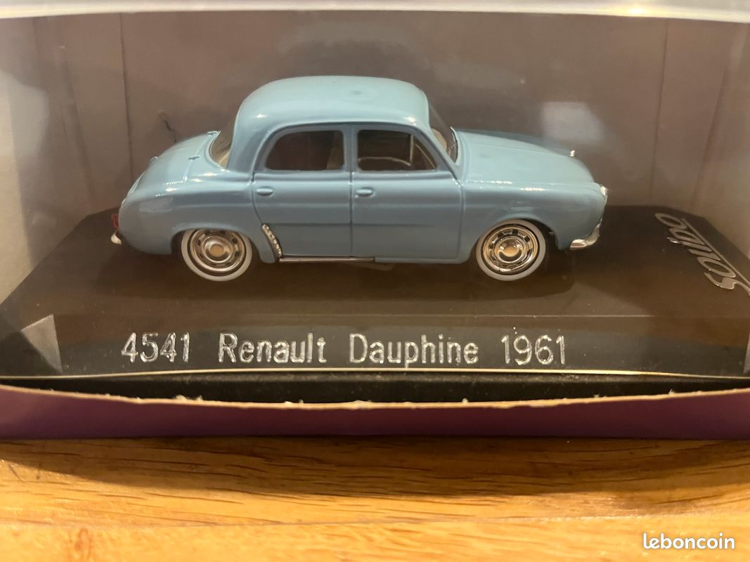Miniature Renault Dauphine 1961 Par Norev - Échelle 1/43 - Défaut Sur Phare Avant - Occasion
