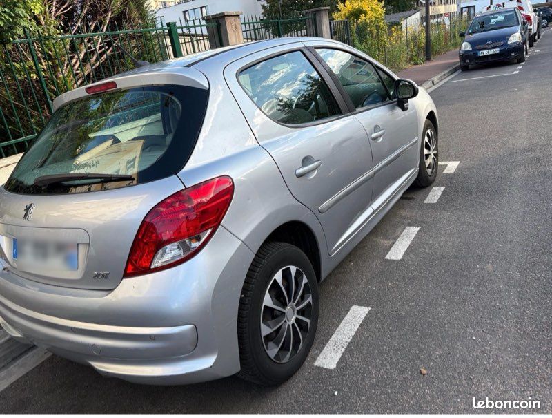 Peugeot 207 1.4 essence boite automatique (image 2)
