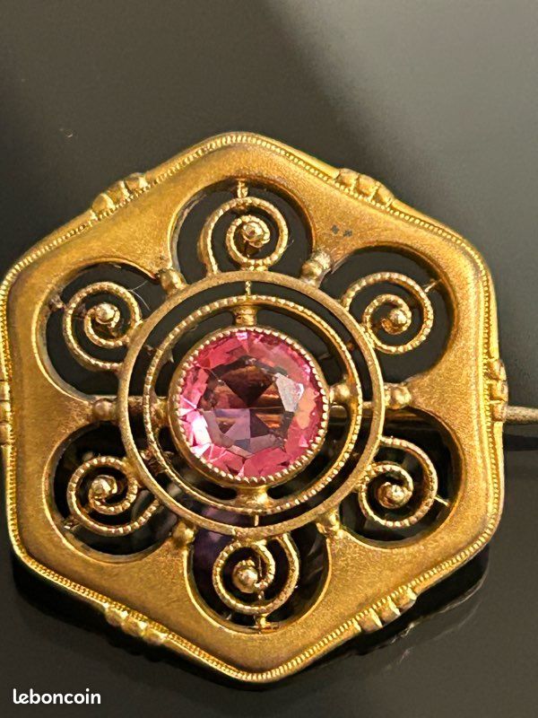 Broche à strass roses - France