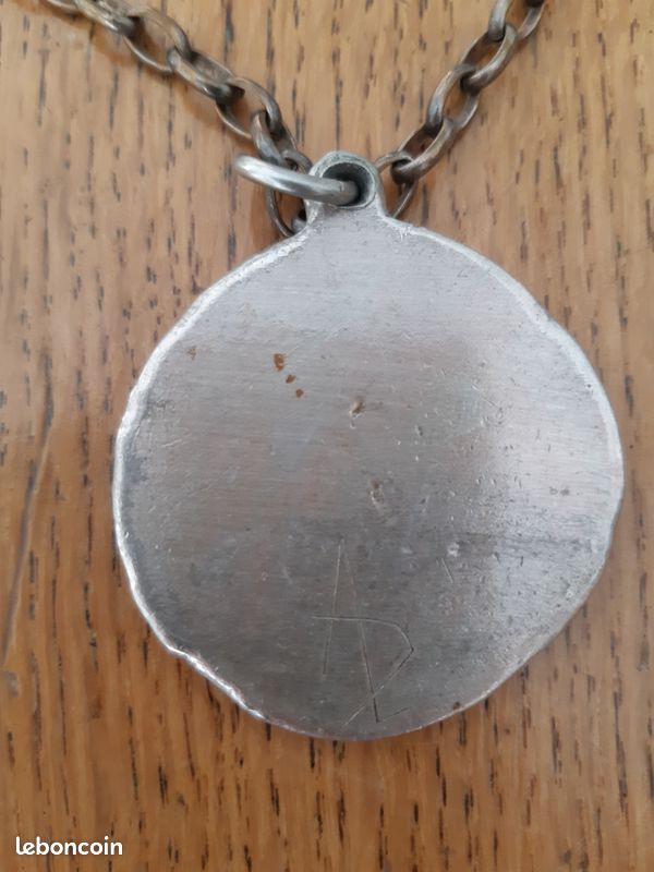 Pendentif métal argenté inspiration celtique en très bon état – Plus de 30 ans (image 4)
